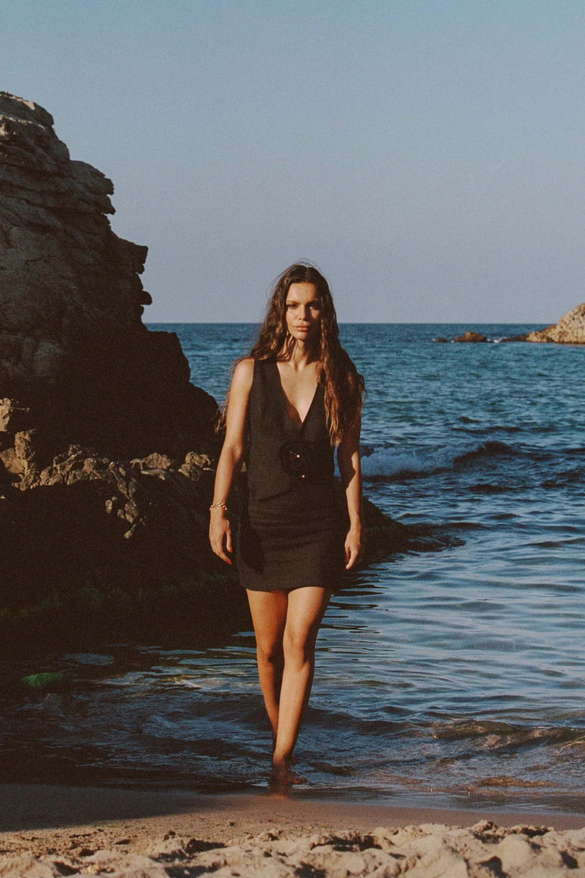 STONE-ROSE DETAILED BLACK VEST SKIRT SET