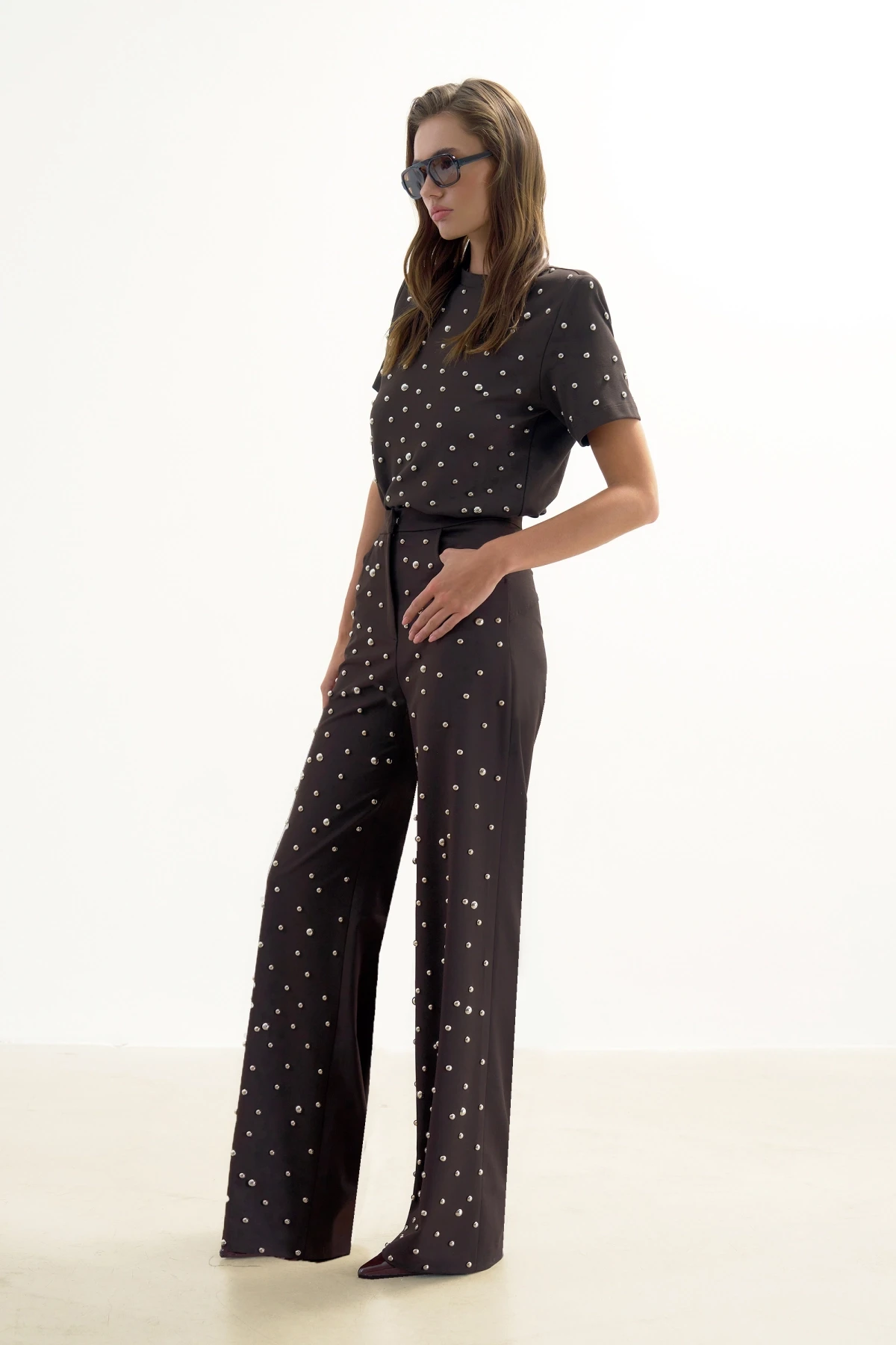 BROWN T-SHIRT WITH METALLIC STONE PRINT