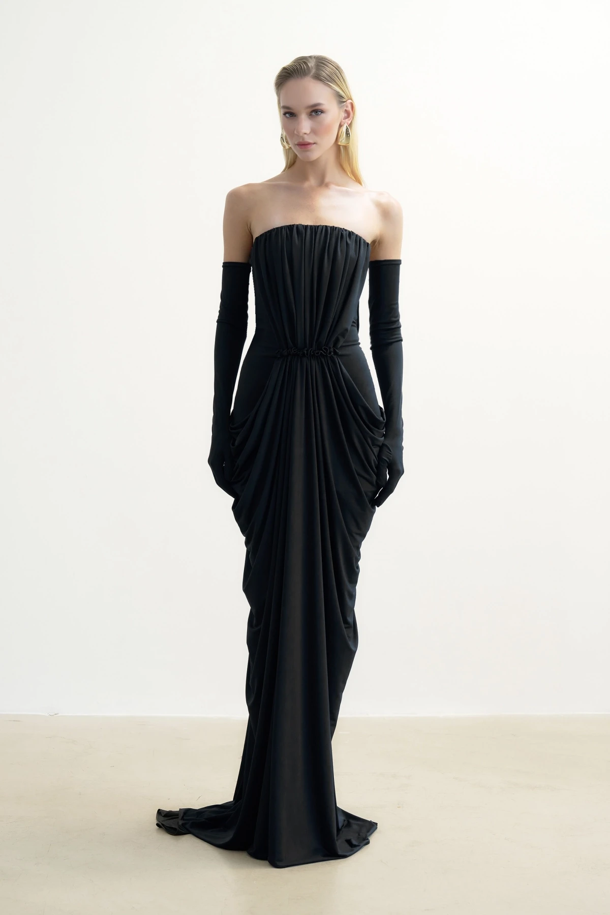 BLACK BACKLESS MAXI DRESS WITH DRAPED DETAIL